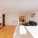 Charming Studio Flat In Kingston Kt2, London