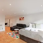 Charming Studio Flat In Kingston Kt2, London