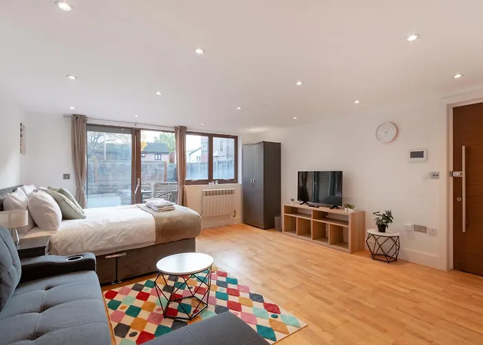 Charming Studio Flat In Kingston Kt2, London