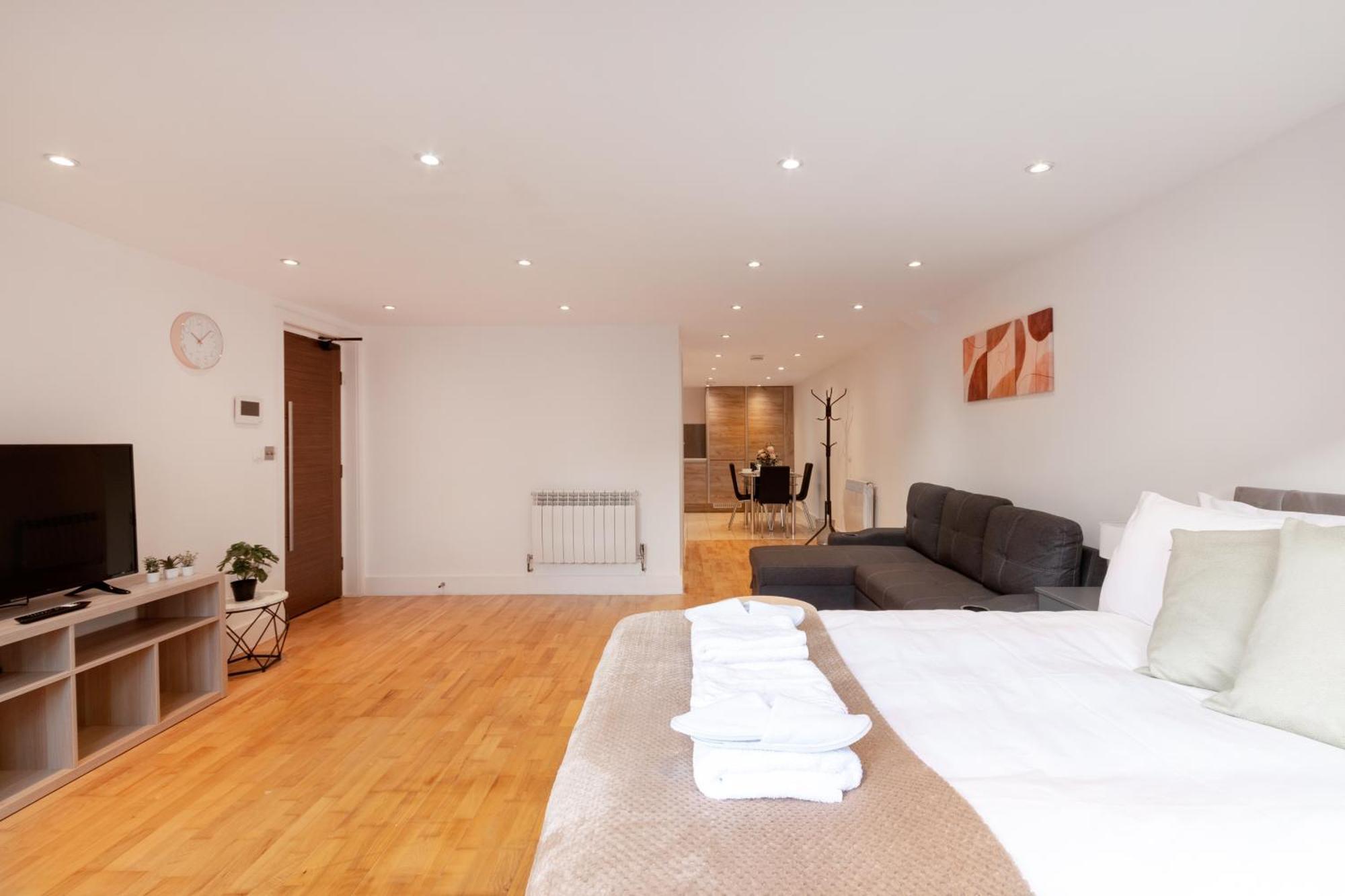 Charming Flat In Kingston Kt2, London * Kingston upon Thames (Greater London)