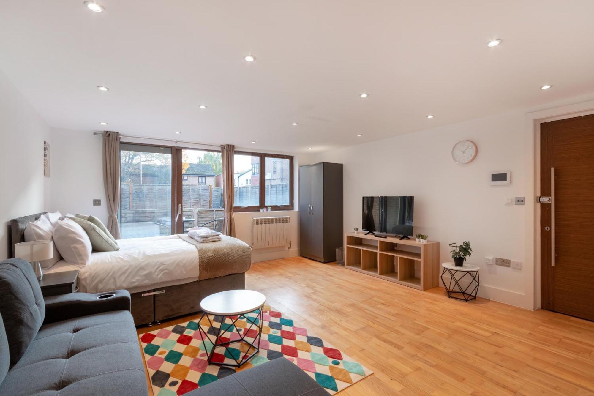 Charming Flat In Kingston Kt2, London
