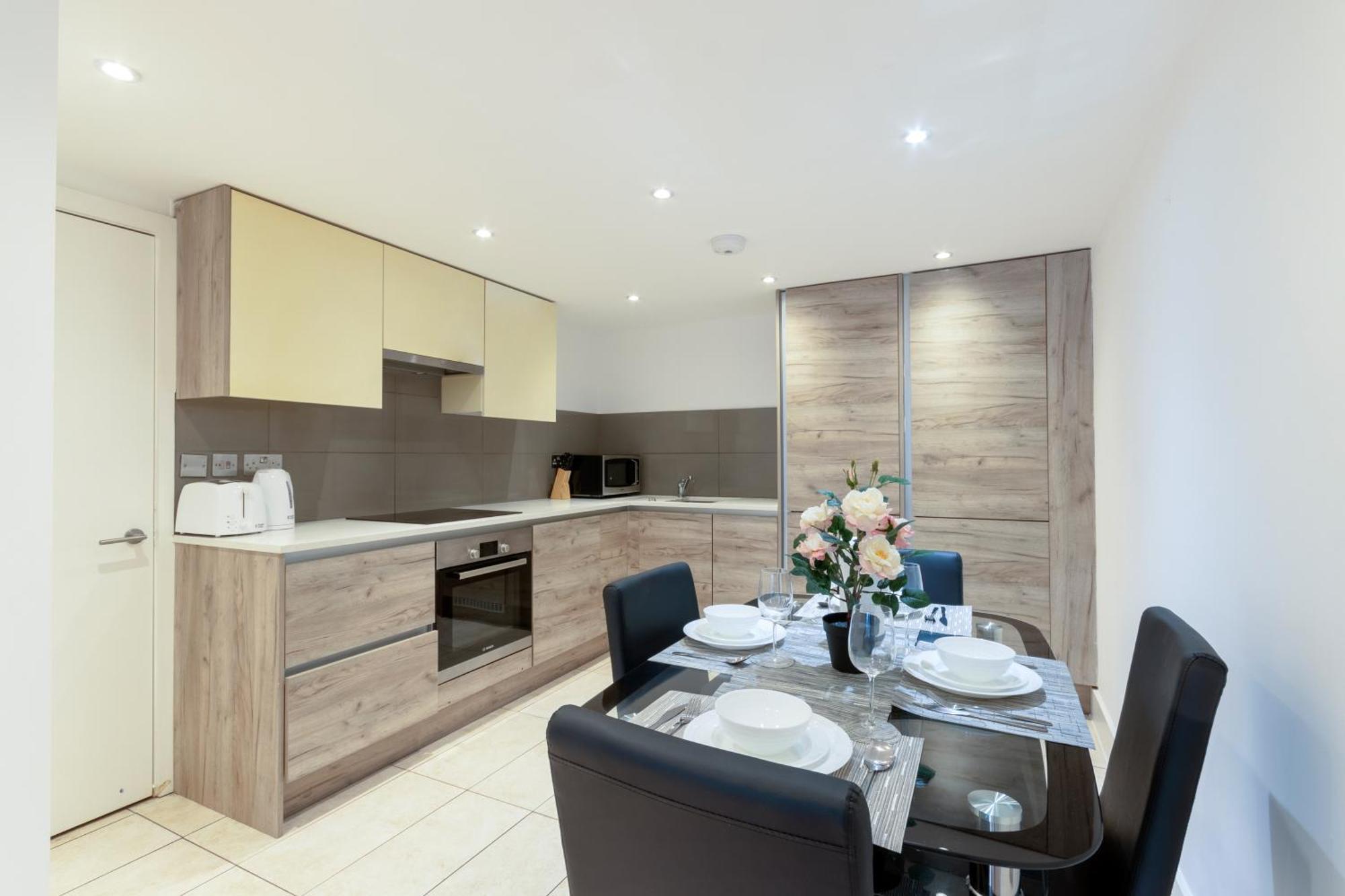 Charming Flat In Kingston Kt2, London